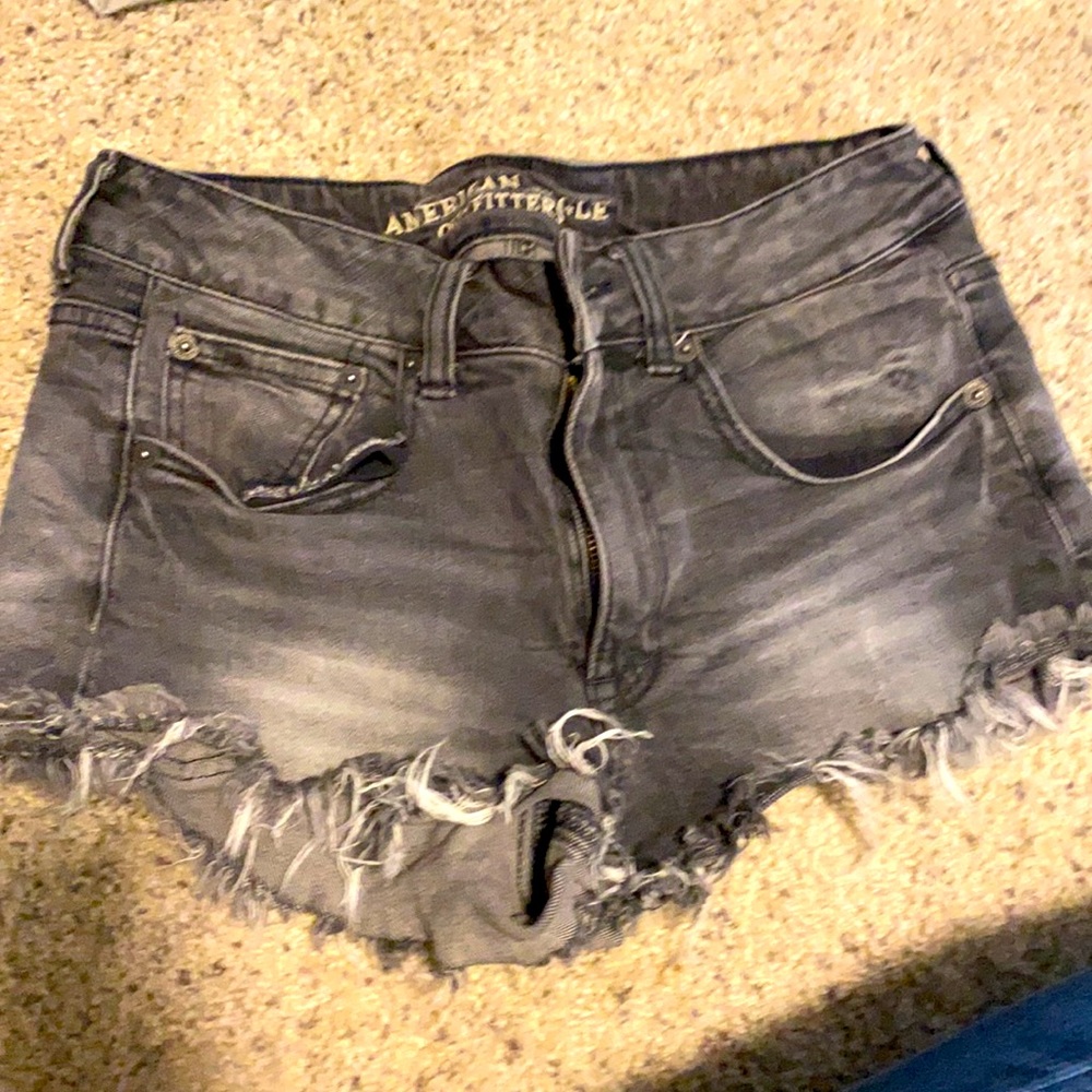Super cute frayed hem American eagle shorts